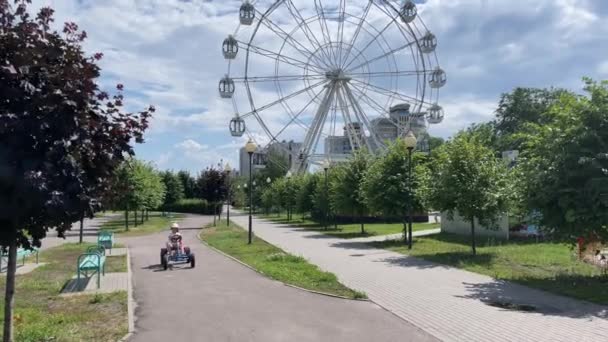 Voronezh Rusland Juli 2021 Meisje Vierwielige Fiets Het Park Kind — Stockvideo