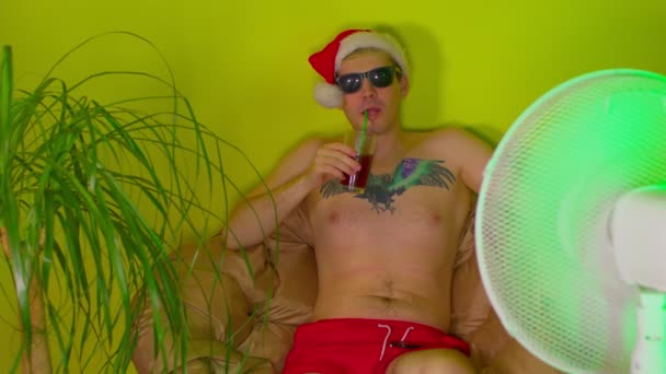 Jeune Homme Santa Chapeau Avec Torse Boit Cocktail Travers Paille — Video