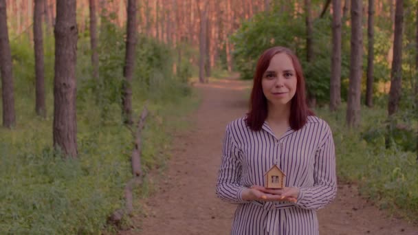 Küçük Ahşap Evi Olan Genç Bir Kadın Ormanda Duruyor Yeni — Stok video