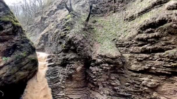 Bellissimo Paesaggio Potente Cascata Fangosa Terreno Montagnoso Sporco Corso Acqua — Video Stock