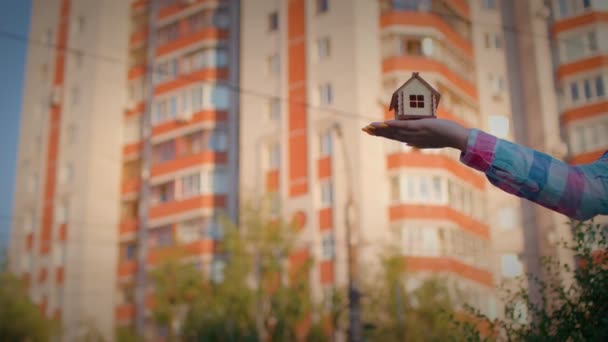 Close Mulher Segurando Pequena Casa Madeira Mãos Fundo Casa Construída — Vídeo de Stock