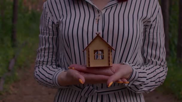 Zbliżenie Części Ciała Kobiety Małym Drewnianym Domkiem Rękach Stojących Lesie — Wideo stockowe