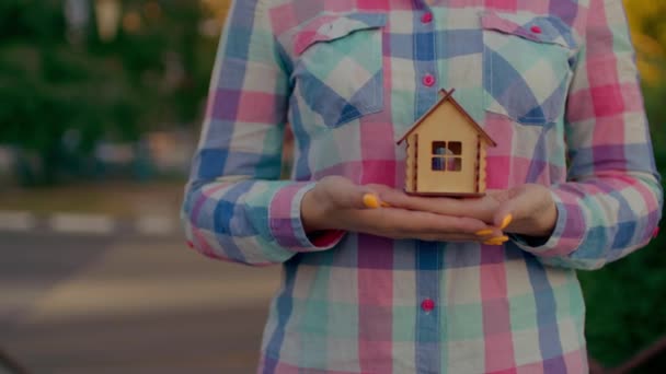 Blisko Kobiety Trzyma Mały Drewniany Dom Rękach Tle Zbudowanego Domu — Wideo stockowe