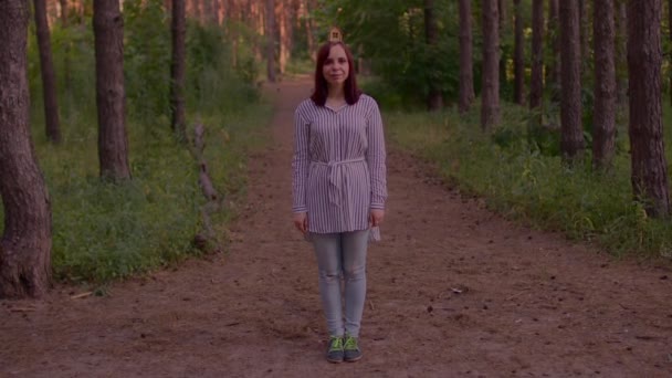 Mujer Joven Con Una Pequeña Casa Madera Cabeza Bosque Concepto — Vídeos de Stock