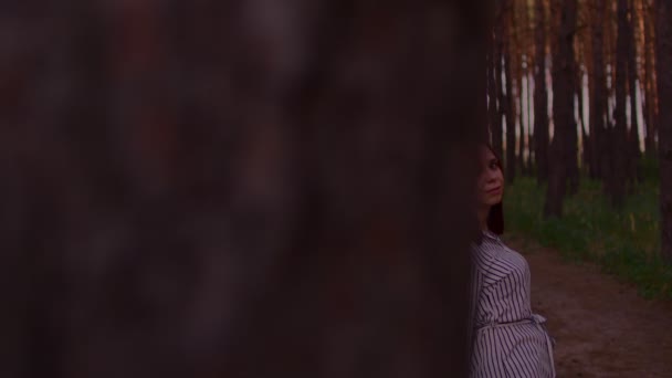 Молодая Женщина Стоит Опираясь Дерево Время Прогулки Лесу Камера Подглядывает — стоковое видео