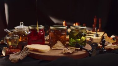 Reçelli bir dilim ekmek. Siyah arka planda ekmek dilimine taze reçel dökmek. Taze reçelli sandviç. Yakın çekim, yavaş çekim.