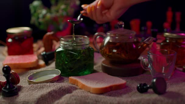 Primo Piano Piccolo Vaso Con Marmellata Tavolo Donna Irriconoscibile Prende — Video Stock