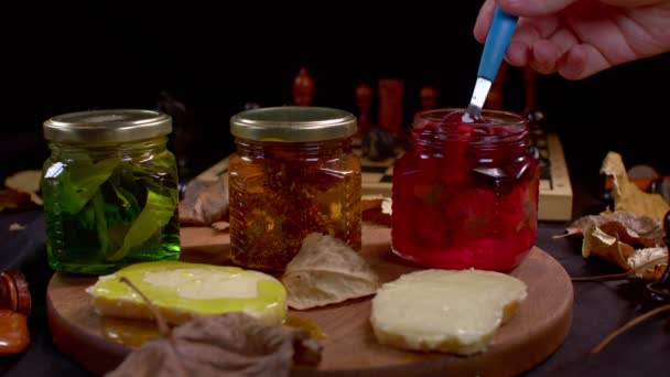 Fetta Pane Con Marmellata Versare Marmellata Fresca Sulla Fetta Pane — Video Stock