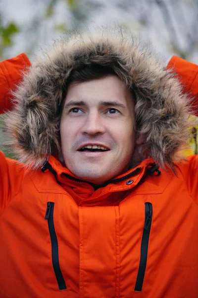 Portret Van Volwassen Man Capuchon Oranje Jasje Genietend Van Natuur — Stockfoto