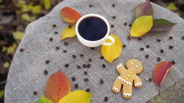 Draufsicht Auf Süße Lebkuchen Mann Und Tasse Starken Espresso Kaffee — Stockvideo