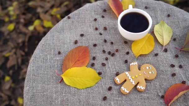 Horní Pohled Sladké Perníkové Muže Šálek Silné Kávy Espresso Umístěn — Stock video