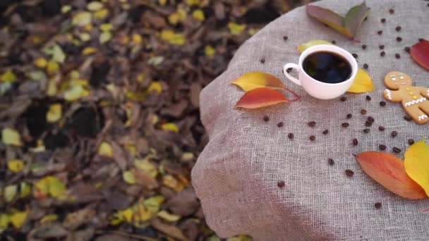 Tatlı Zencefilli Adam Koyu Espresso Kahvesinin Üst Görüntüsü Renkli Sonbahar — Stok video