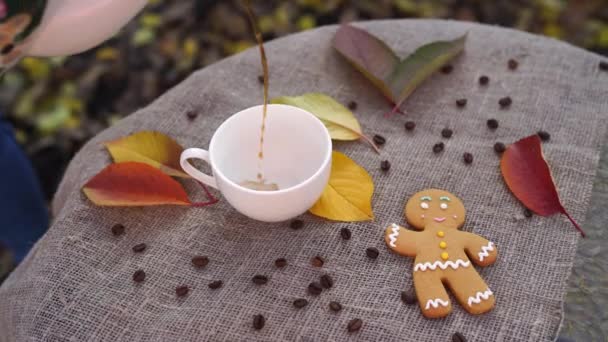 Draufsicht Auf Süße Lebkuchen Mann Und Tasse Starken Espresso Kaffee — Stockvideo