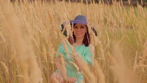 Jeune Femme Robe Chapeau Assis Dans Champ Blé Jolie Dame — Video