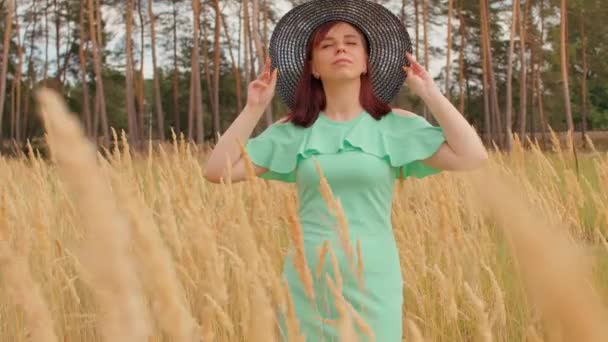 Młoda Kobieta Sukience Kapeluszu Stojąca Polu Pszenicy Ładna Pani Trzyma — Wideo stockowe