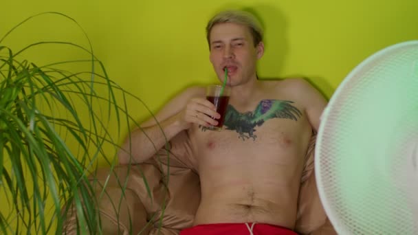 Jeune Homme Avec Torse Boit Cocktail Travers Paille Assis Dans — Video