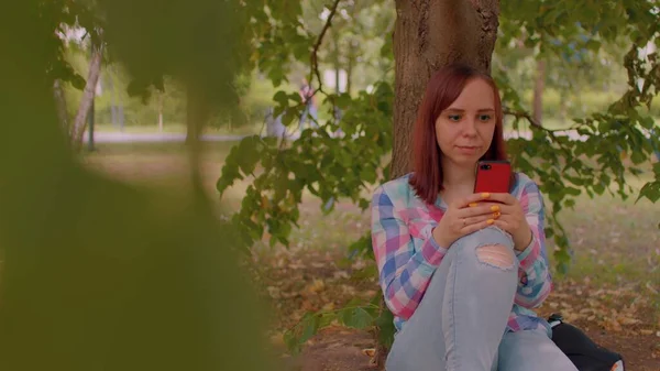 Fim Mulher Jovem Descansa Com Telefone Celular Sentado Perto Árvore — Fotografia de Stock