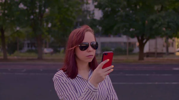 Mulher Jovem Óculos Sol Com Telefone Celular Rua Verão Smartphone — Fotografia de Stock