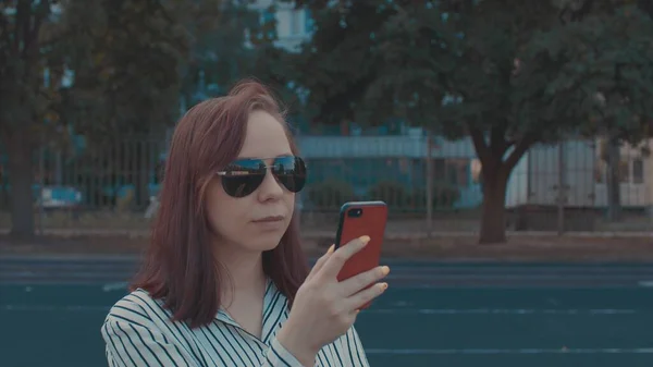 Mujer Joven Gafas Sol Con Teléfono Móvil Calle Verano Teléfono —  Fotos de Stock