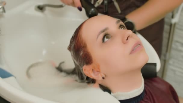 Genç Bir Kadın Kuaförde Saç Bakımı Sırasında Başını Lavaboya Sokuyor — Stok video