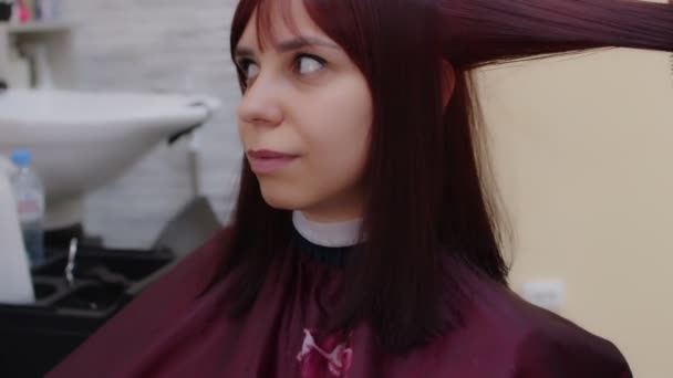 理发师在美容院为一个女人做发型 理发后吹干头发 — 图库视频影像