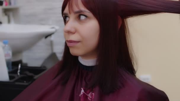 Coiffeur Fait Coiffure Pour Une Femme Dans Salon Beauté Souffler — Video