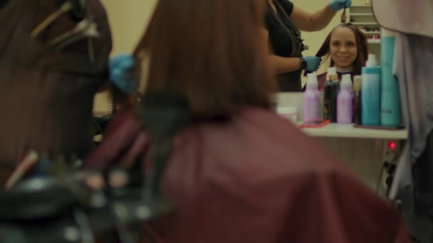 Personne Méconnaissable Teint Les Cheveux Jeune Femme Dans Salon Coiffeur — Video