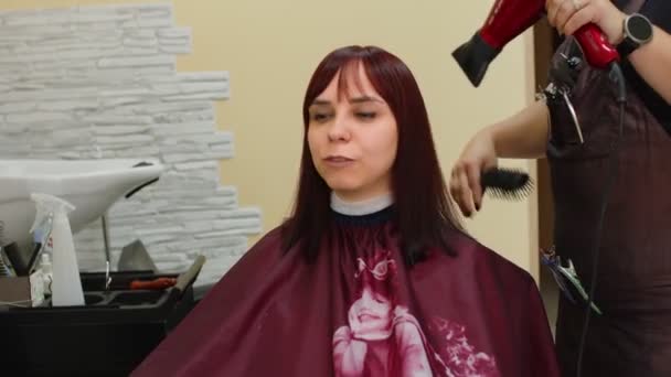 Kadeřník Dělá Účes Pro Ženu Salonu Krásy Osušení Vlasů Stříhání — Stock video