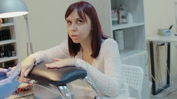 Onherkenbare Persoon Handschoenen Zaagt Nagels Van Jonge Vrouw Salon Onbekende — Stockvideo