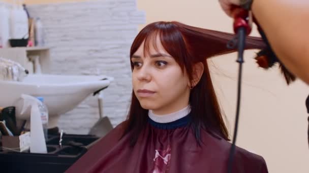 Cabeleireiro Faz Estilo Cabelo Para Uma Mulher Salão Beleza Secagem — Vídeo de Stock