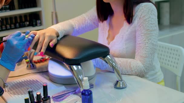 Mestre Manicure Ficando Manicure Profissional Salão Beleza Mulher Coloca Esmalte — Vídeo de Stock