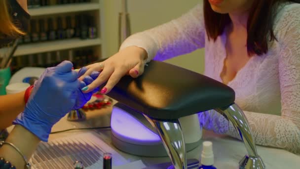 Meester Van Manicure Krijgen Van Professionele Manicure Schoonheidssalon Vrouw Zet — Stockvideo