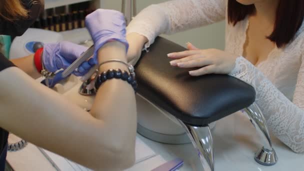 Onherkenbare Persoon Handschoenen Zaagt Nagels Van Jonge Vrouw Salon Onbekende — Stockvideo