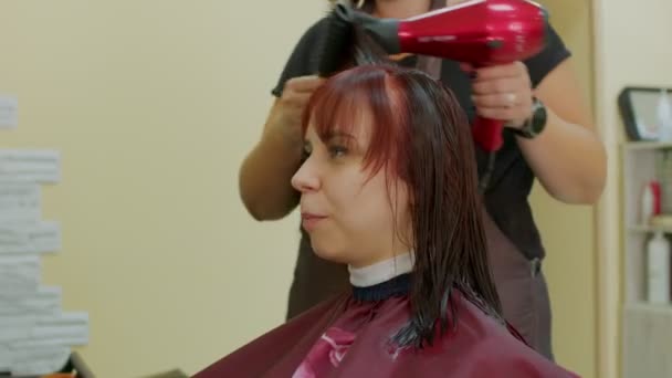 Gros Plan Coiffeur Utilisant Sèche Cheveux Sèche Tête Client Après — Video