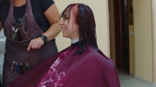 Close Cabeleireiro Com Corte Cabelo Bate Cliente Estilista Faz Penteado — Vídeo de Stock