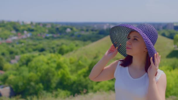 Giovane Femmina Abito Bianco Elegante Cappello Nella Giornata Sole Terreno — Video Stock