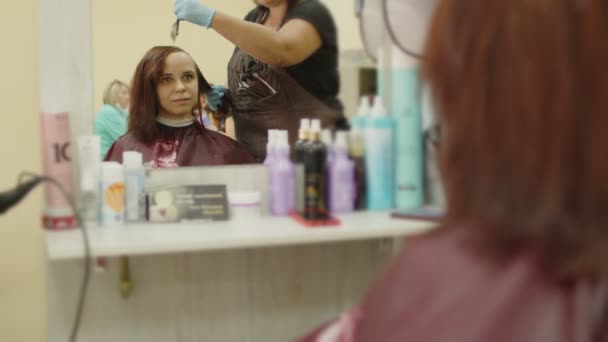 Personne Méconnaissable Teint Les Cheveux Jeune Femme Dans Salon Coiffeur — Video