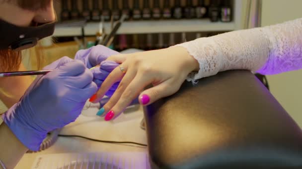 Maestro Manicura Conseguir Manicura Profesional Salón Belleza Mujer Pone Esmalte — Vídeo de stock