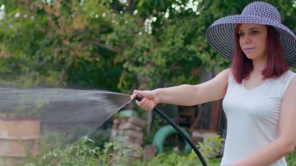 드레스를 호스에서 주는우아 모자를 아름다운 정원의 제품의 친환경적 — 비디오