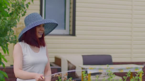 Jeune Femme Robe Blanche Élégant Chapeau Arrosage Potager Tuyau Belle — Video