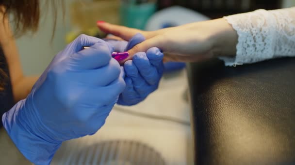 Master Manicure Getting Professional Manicure Beauty Salon Woman Puts Nail — Stock Video