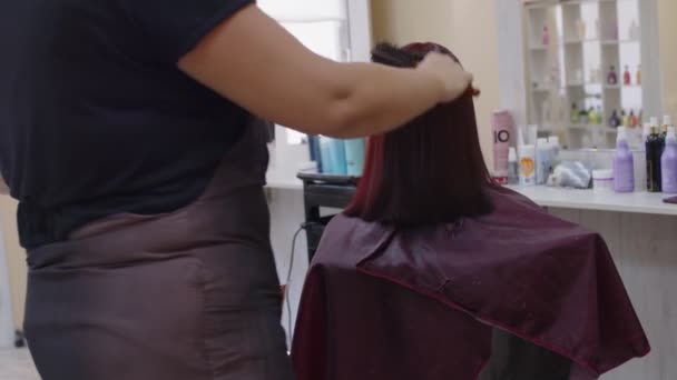 Парикмахер Делает Укладку Женщины Салоне Красоты Высушивание Волос После Стрижки — стоковое видео