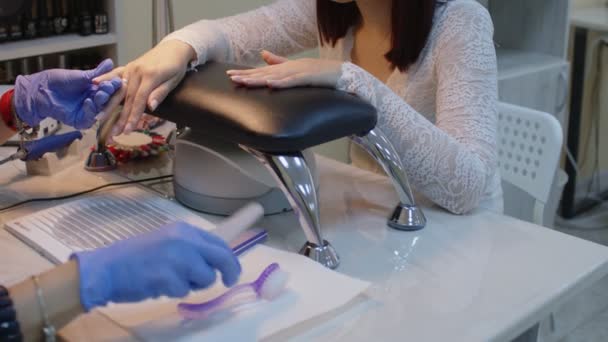 Persona Irriconoscibile Guanti Sega Unghie Giovane Donna Salone Manicure Sconosciuta — Video Stock