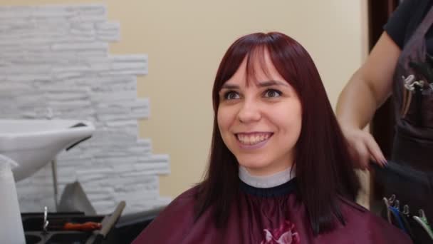 Een Kapper Doet Haarstyling Voor Een Vrouw Een Schoonheidssalon Blaas — Stockvideo