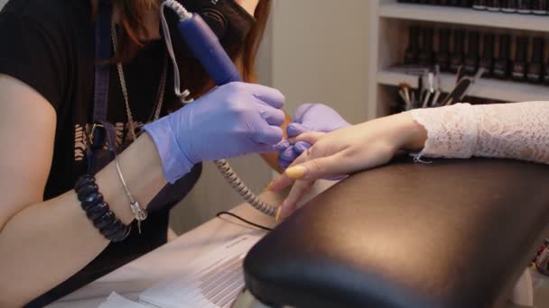 Procedimiento Manicura Cuidado Uñas Tratamiento Uñas Con Máquina Manicura Eliminación — Vídeo de stock