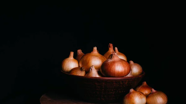 Pilha Bulbos Inteiros Cebola Crua Tigela Cerâmica Mesa Colheita Vegetais — Fotografia de Stock