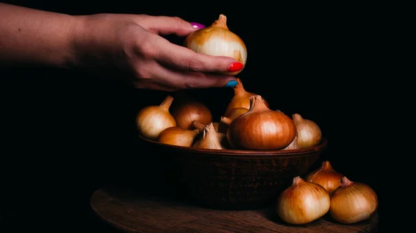 Haufen Ganzer Zwiebelknollen Einer Keramikschüssel Auf Dem Tisch Frauenhand Nimmt — Stockfoto