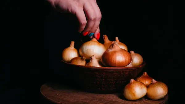 Haufen Ganzer Zwiebelknollen Einer Keramikschüssel Auf Dem Tisch Frauenhand Nimmt — Stockfoto