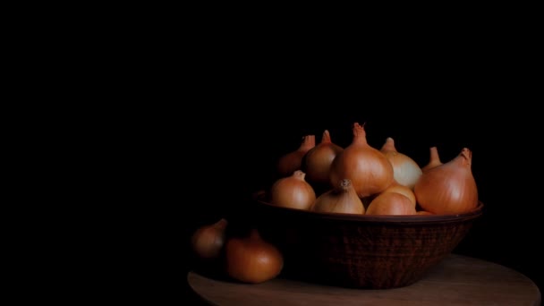 Pile Whole Bulbs Raw Onion Ceramic Bowl Table Harvest Unpeeled — Stock Video