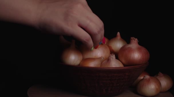 Högen Med Hela Lökar Lök Keramik Skål Bordet Kvinnans Hand — Stockvideo